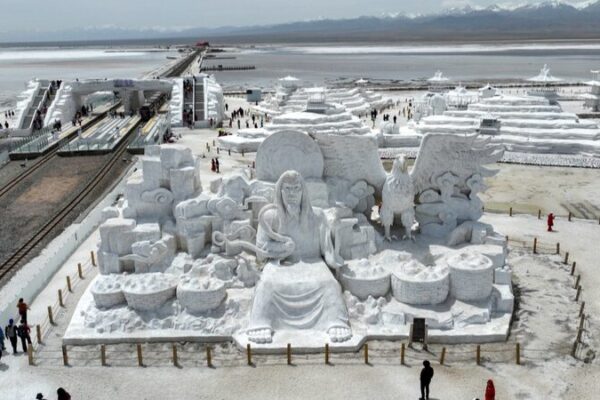 Salt Sculptures Enchant Visitors at China’s ‘Mirror of the Sky’ Salt Sculptures Enchant Visitors at China's 'Mirror of the Sky'