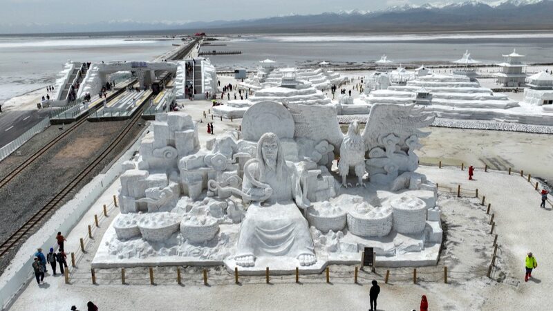 Salt Sculptures Enchant Visitors at China's 'Mirror of the Sky'