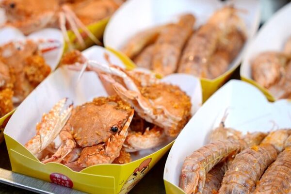 Savoring Fried Seafood: A Culinary Delight in Haikou’s Bustling Alleys Savoring Fried Seafood: A Culinary Delight in Haikou's Bustling Alleys