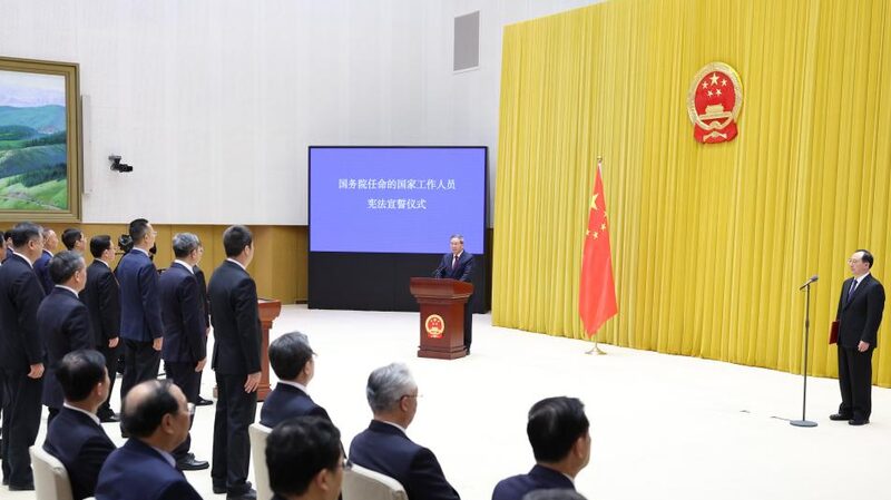 Senior_Chinese_Officials_Pledge_Allegiance_to_Constitution_in_National_Ceremony