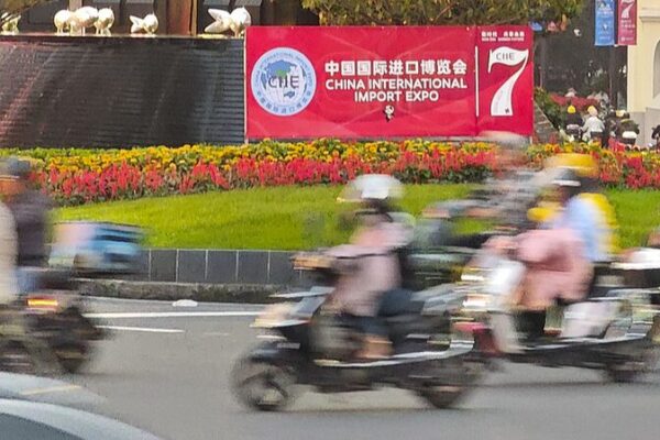 Shanghai_s_Busy_Monday__Tourism_Boosts_Economy_Amid_Vibrant_Streets