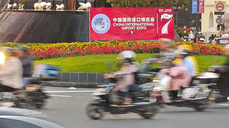 Shanghai_s_Busy_Monday__Tourism_Boosts_Economy_Amid_Vibrant_Streets - Khabar Asia Shanghai_s_Busy_Monday__Tourism_Boosts_Economy_Amid_Vibrant_Streets