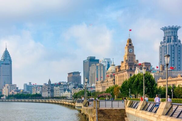 Shanghai’s Huangpu River: A Magnet for Tourists and Film Crews Shanghai's Huangpu River: A Magnet for Tourists and Film Crews