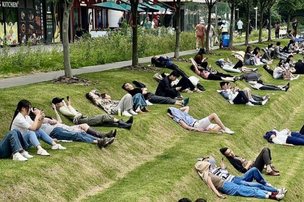 Shanghai’s Tiered Lawn: A Lunchtime Oasis for Office Workers Shanghai's Tiered Lawn: A Lunchtime Oasis for Office Workers