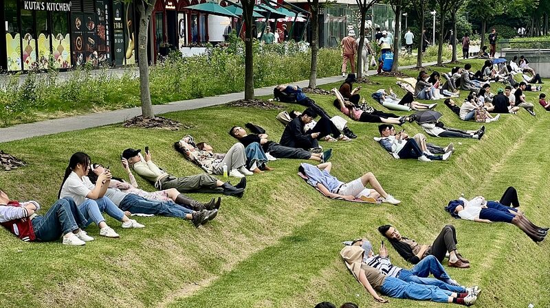 Shanghais_Tiered_Lawn_A_Lunchtime_Oasis_for_Office_Workers - Khabar Asia Shanghai's Tiered Lawn: A Lunchtime Oasis for Office Workers