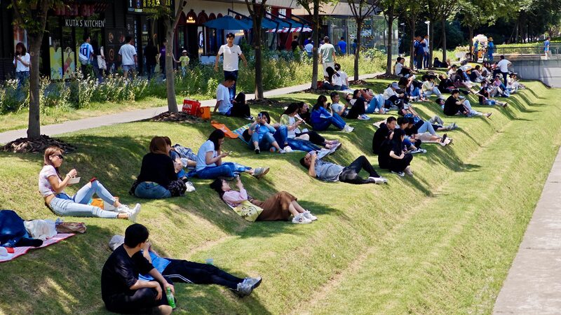 Shanghais_Urban_Oasis_The_Ergonomic_Napping_Spot_Thats_Gone_Viral_poster - Khabar Asia Shanghai's Urban Oasis: The Ergonomic Napping Spot That's Gone Viral video poster