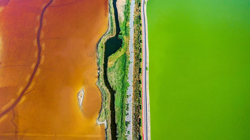Shanxi's Yuncheng Salt Lake Becomes a Vibrant Rainbow Wonderland in Summer