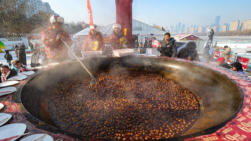 Shenyang_Celebrates_First_Ice_and_Snow_Hotpot_Festival_with_Giant_4_Meter_Hotpot