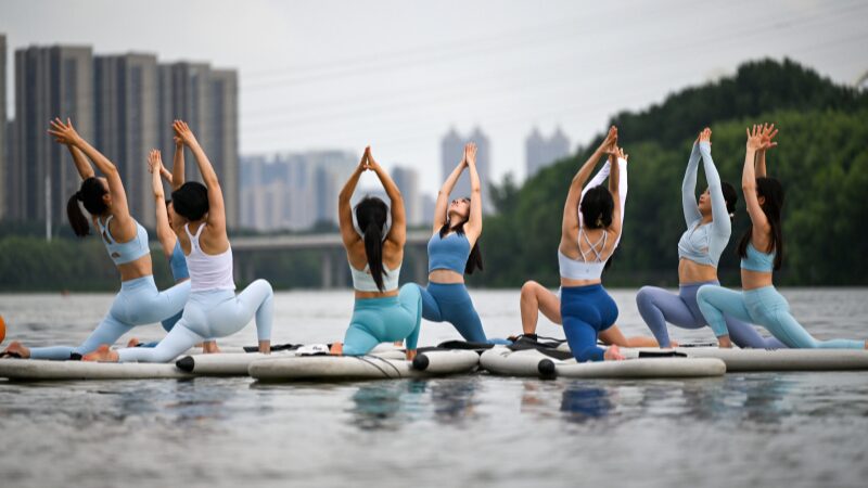 Shenyang_Yoga_Instructors_Flex_on_Paddleboards_on_the_Hunhe_River - Khabar Asia Shenyang_Yoga_Instructors_Flex_on_Paddleboards_on_the_Hunhe_River
