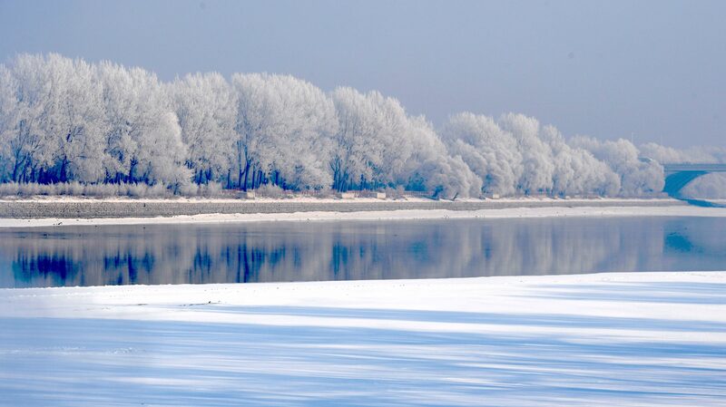 Shenyangs_Rime-Covered_Trees_Natures_Winter_Masterpiece_Along_the_Hunhe_River - Khabar Asia Shenyang's Rime-Covered Trees: Nature's Winter Masterpiece Along the Hunhe River