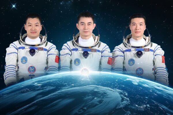 Shenzhou_18_Crew_Returns_to_Earth_After_Six_Month_Space_Mission video poster