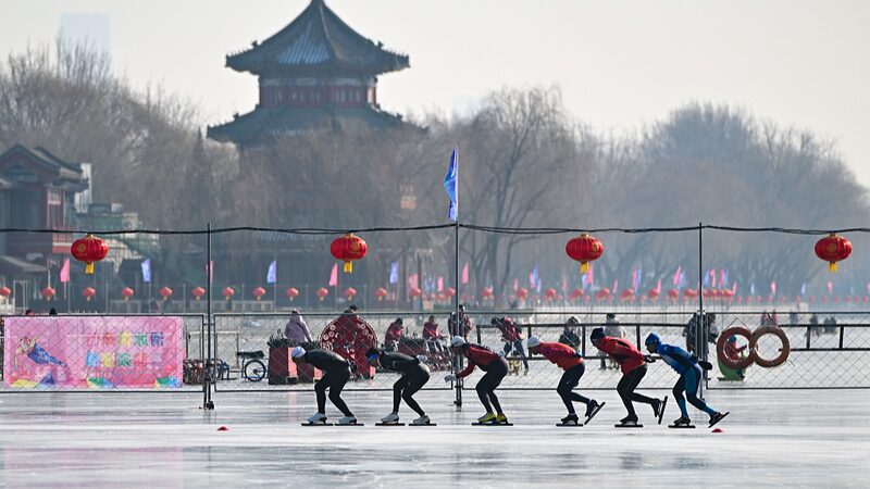 Shichahai_Ice_Rink_Opens_Ice_Skating_Culture_and_Delicacies_Delight_Visitors_in_Beijing - Khabar Asia Shichahai Ice Rink Opens: Ice Skating, Culture, and Delicacies Delight Visitors in Beijing