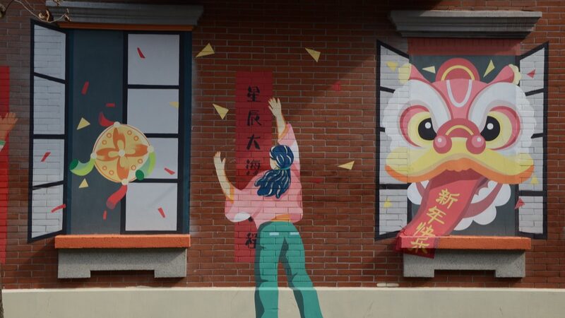 Shikumen Murals Illuminate Shanghai's Heritage Ahead of Spring Festival