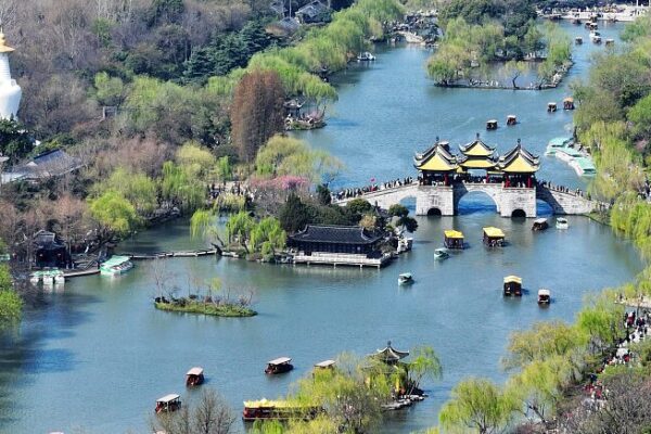 Slender West Lake’s Night Tour Illuminates Tang Dynasty Splendor Slender West Lake's Night Tour Illuminates Tang Dynasty Splendor