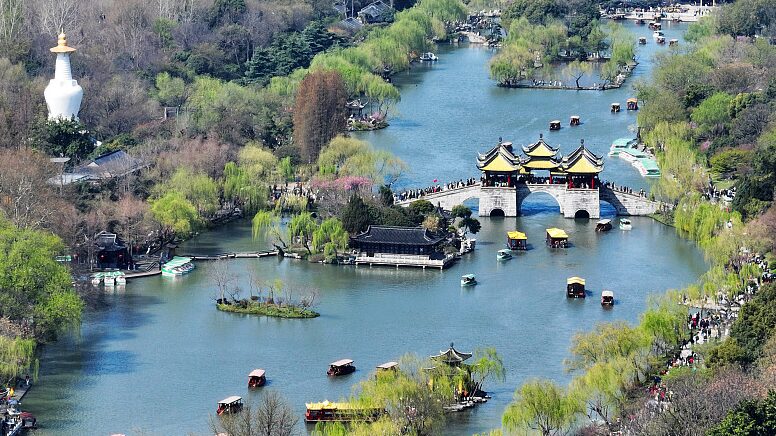 Slender_West_Lakes_Night_Tour_Illuminates_Tang_Dynasty_Splendor - Khabar Asia Slender West Lake's Night Tour Illuminates Tang Dynasty Splendor