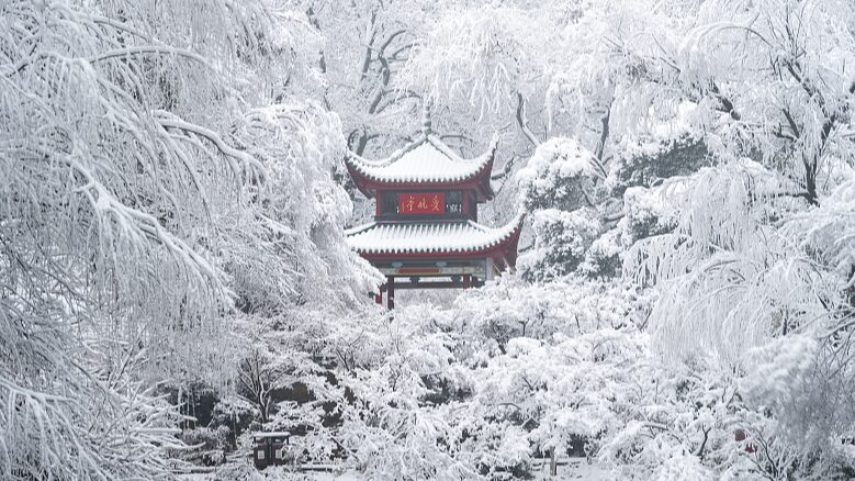 Snow-Blanketed Aiwan Pavilion Turns Changsha into a Romantic Wonderland