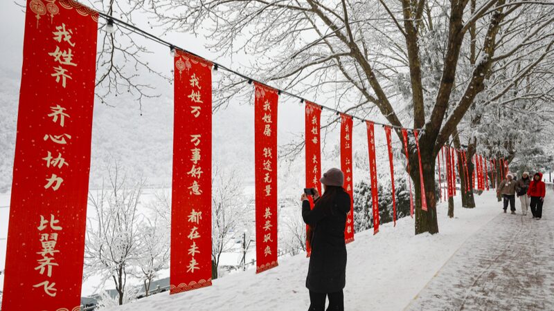 Snow-Capped_Mountains_of_Xian_Attract_Tourists_and_Skiers_to_Serene_Winter_Landscapes - Khabar Asia Snow-Capped Mountains of Xi'an Attract Tourists and Skiers to Serene Winter Landscapes