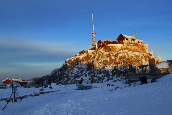 Snow-Capped Taishan Mountain Offers Breathtaking Views in East China’s Shandong Snow-Capped Taishan Mountain Offers Breathtaking Views in East China's Shandong video poster