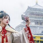 Snowfall in Xi'an Transports Hanfu Wearers to Ancient Times