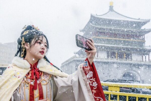 Snowfall in Xi'an Transports Hanfu Wearers to Ancient Times