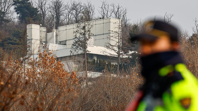 South_Korean_Court_Extends_Warrant_for_Arrest_of_Impeached_President_Yoon_Suk_yeol - Khabar Asia South_Korean_Court_Extends_Warrant_for_Arrest_of_Impeached_President_Yoon_Suk_yeol