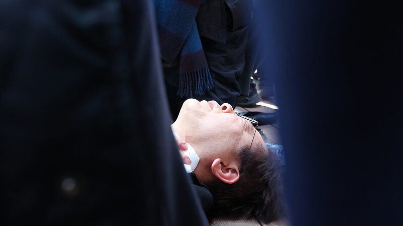 South Korean Opposition Leader Lee Jae-myung Attacked During Busan Visit video poster