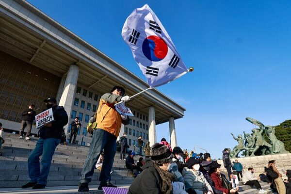 South_Korean_Parliament_Prepares_for_Impeachment_Vote_Amid_Martial_Law_Fallout video poster