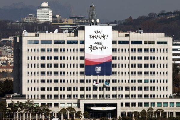 South_Korean_Police_Raid_Presidential_Office_After_Martial_Law_Declaration video poster