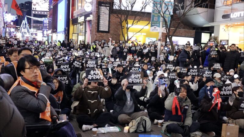 South_Koreans_Rally_for_President_Yoon_s_Ouster_Amid_Failed_Arrest_Attempt_poster - Khabar Asia South_Koreans_Rally_for_President_Yoon_s_Ouster_Amid_Failed_Arrest_Attempt video poster