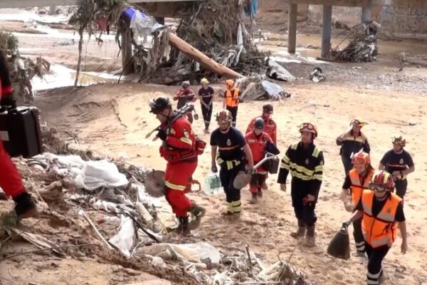 Spain_Deploys_10_000_Troops_to_Valencia_Amid_Deadliest_Flash_Floods video poster