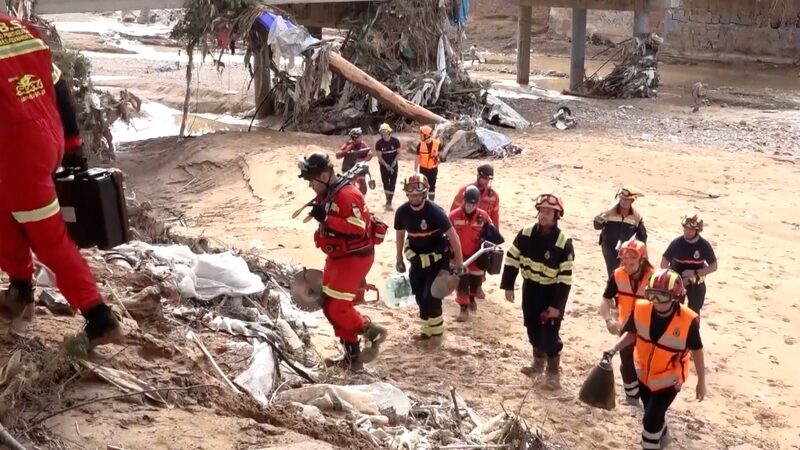 Spain_Deploys_10_000_Troops_to_Valencia_Amid_Deadliest_Flash_Floods_poster - Khabar Asia Spain_Deploys_10_000_Troops_to_Valencia_Amid_Deadliest_Flash_Floods video poster