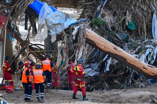 Spain’s Worst Flooding in Generations: Search and Rescue Operations Intensify Spain_s_Worst_Flooding_in_Generations__Search_and_Rescue_Operations_Intensify video poster