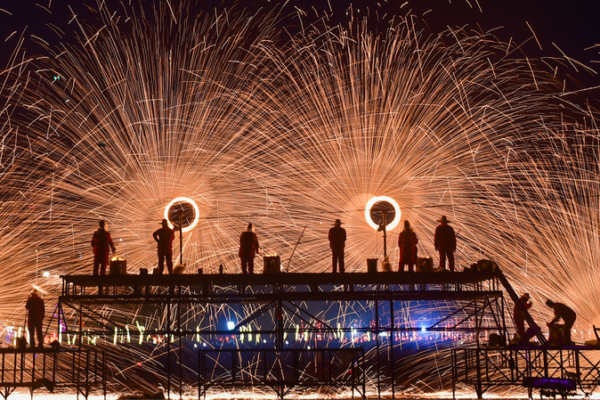 Spectacular Iron Flower Rain Dazzles at Luoyang’s Temple Fair Spectacular Iron Flower Rain Dazzles at Luoyang's Temple Fair