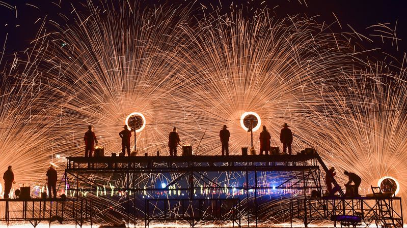 Spectacular_Iron_Flower_Rain_Dazzles_at_Luoyangs_Temple_Fair - Khabar Asia Spectacular Iron Flower Rain Dazzles at Luoyang's Temple Fair