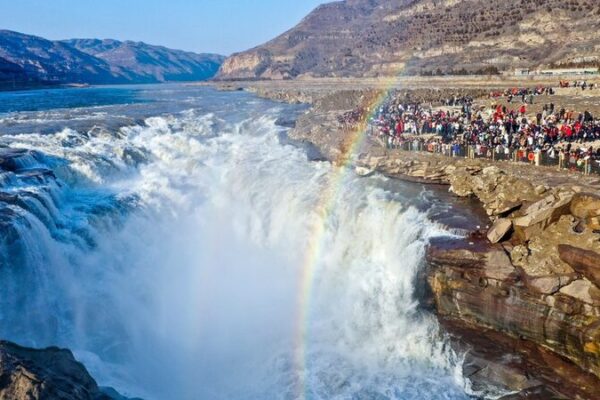Spectacular Rainbow Graces Hukou Waterfall in Early Spring Spectacular Rainbow Graces Hukou Waterfall in Early Spring
