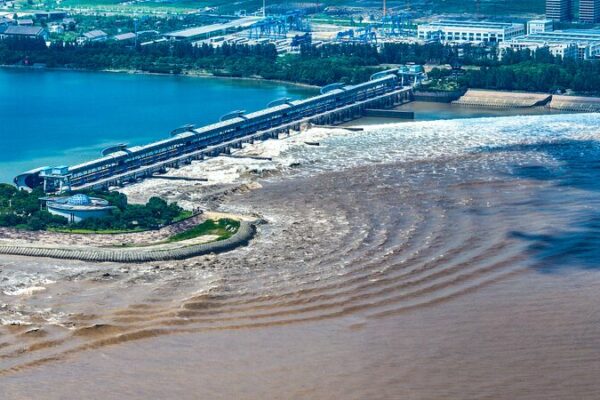 Spectacular Tidal Bore at Qiantang River Draws Thousands video poster