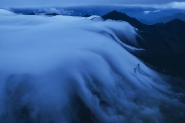 Spectacular ‘Waterfall Clouds’ Cascade Over Niubei Mountain in Sichuan Spectacular 'Waterfall Clouds' Cascade Over Niubei Mountain in Sichuan