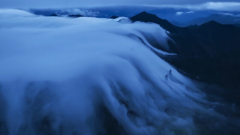 Spectacular_Waterfall_Clouds_Cascade_Over_Niubei_Mountain_in_Sichuan - Khabar Asia Spectacular 'Waterfall Clouds' Cascade Over Niubei Mountain in Sichuan