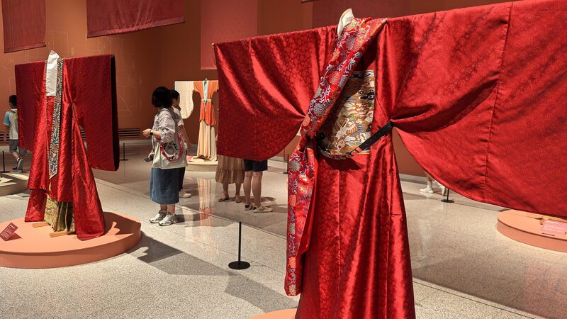 Splendid_Colors_Exhibition_Showcases_Chinas_Rich_Costume_Heritage - Khabar Asia 'Splendid Colors' Exhibition Showcases China's Rich Costume Heritage