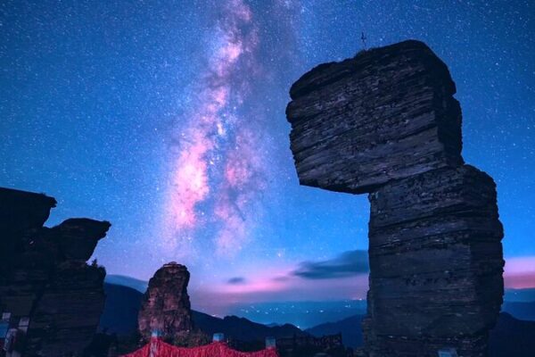 Stargazing Splendor: A Dazzling Night at Fanjing Mountain Stargazing_Splendor__A_Dazzling_Night_at_Fanjing_Mountain video poster