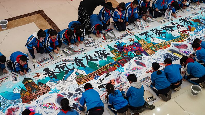 Students_Bring_Harbins_Heritage_to_Life_on_a_94-Meter_Canvas - Khabar Asia Students Bring Harbin's Heritage to Life on a 9.4-Meter Canvas