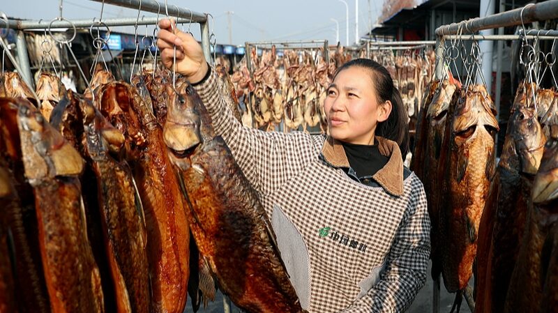 Suqian_Fishermen_Prepare_Sun-Dried_Fish_for_Spring_Festival_Festivities - Khabar Asia Suqian Fishermen Prepare Sun-Dried Fish for Spring Festival Festivities