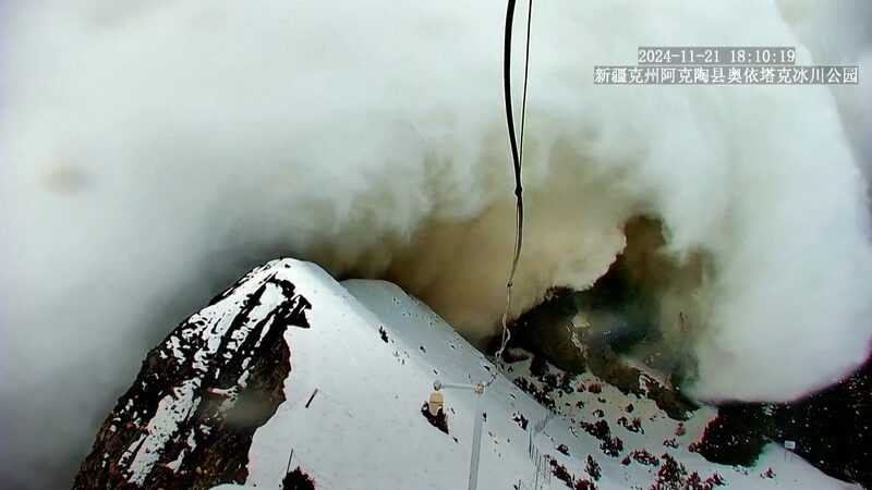 Surveillance_Cameras_Capture_Massive_Avalanche_Engulfing_Xinjiang_Valley_in_Seconds_poster - Khabar Asia Surveillance_Cameras_Capture_Massive_Avalanche_Engulfing_Xinjiang_Valley_in_Seconds video poster