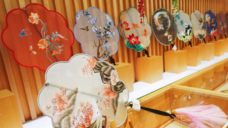 Suzhou_Embroidered_Fans__A_Trendy_Souvenir_Blending_Tradition_with_Fashion - Khabar Asia Suzhou_Embroidered_Fans__A_Trendy_Souvenir_Blending_Tradition_with_Fashion