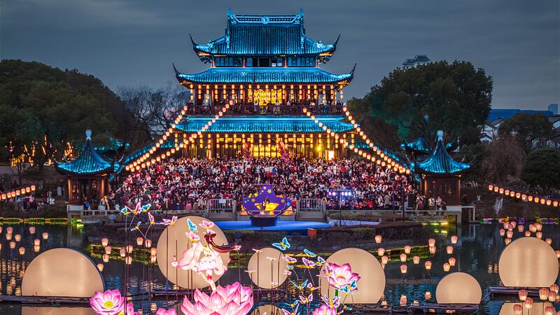 Suzhou's Panmen Lantern Fair Transforms into Dreamworld with 'Honor of Kings'