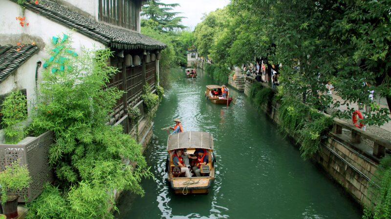 Suzhous_Traditional_Wooden_Boat_Tours_Captivate_Visitors - Khabar Asia Suzhou's Traditional Wooden Boat Tours Captivate Visitors