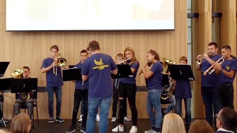 Szimfonia_Program_Brings_Music_to_Disadvantaged_Children_in_Hungary video poster