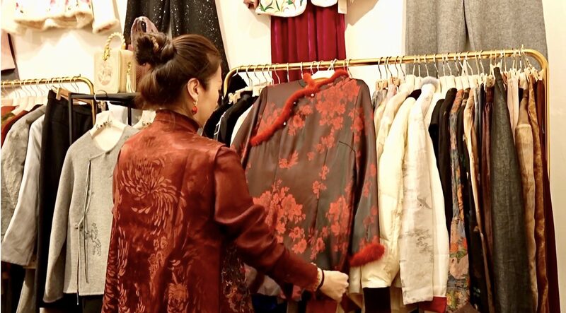 Taiyuan_Shoppers_Embrace_Modern_Chinese_Fashion_for_Spring_Festival video poster