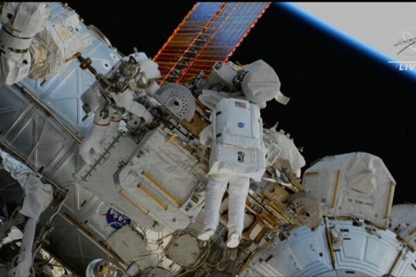 Tech_Billionaire_Becomes_First_Private_Spacewalker video poster