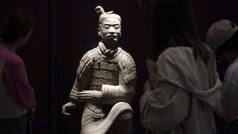 The_Kneeling_Archer_Chinas_Timeless_Terracotta_Treasure_Unveiled - Khabar Asia The Kneeling Archer: China's Timeless Terracotta Treasure Unveiled